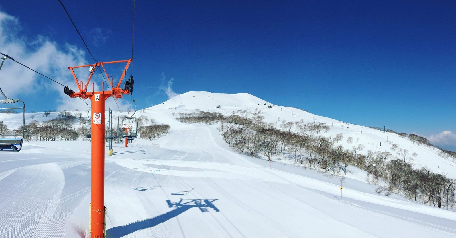 二世古清晨第一道雪痕,整壓雪道與晴空下的吊椅纜車