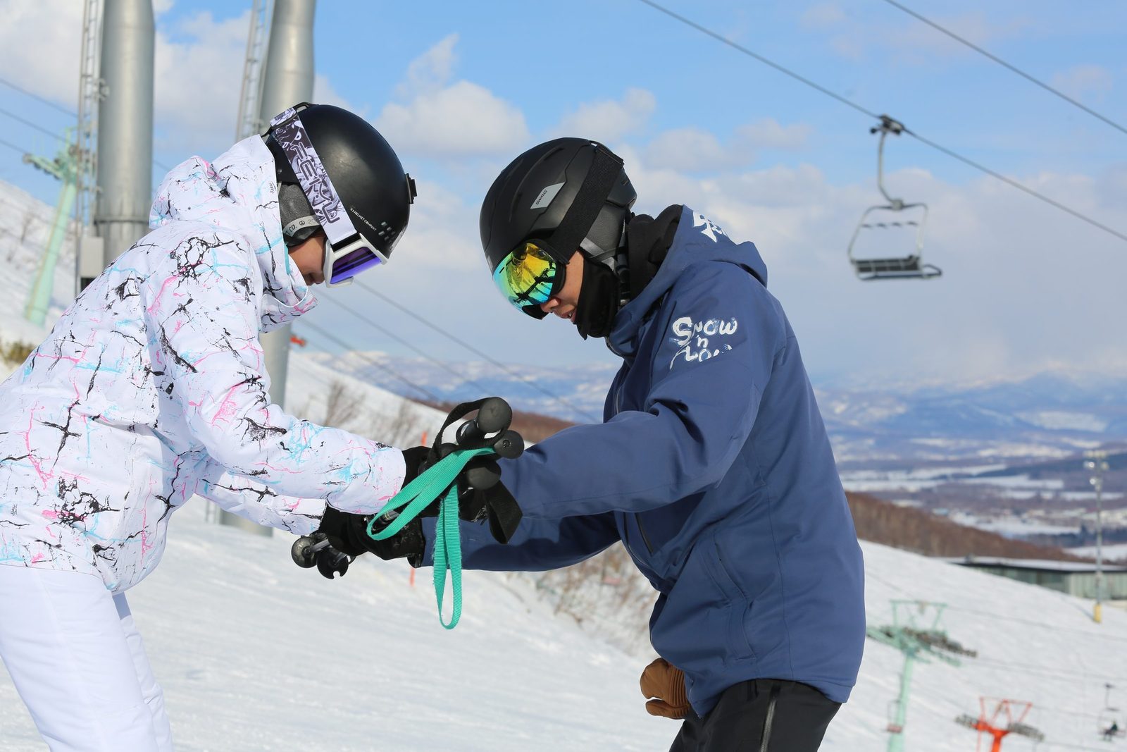 雪浪中文滑雪教練在二世古雪道上一對一指導單板學員裝備與動作